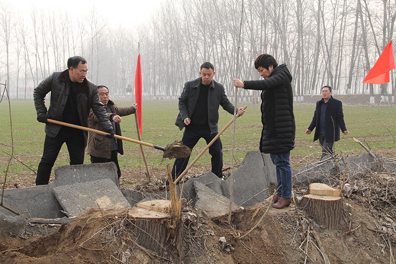 博農(nóng)集團領(lǐng)導(dǎo)、基層黨政負責(zé)人等同志積極參加植樹活動